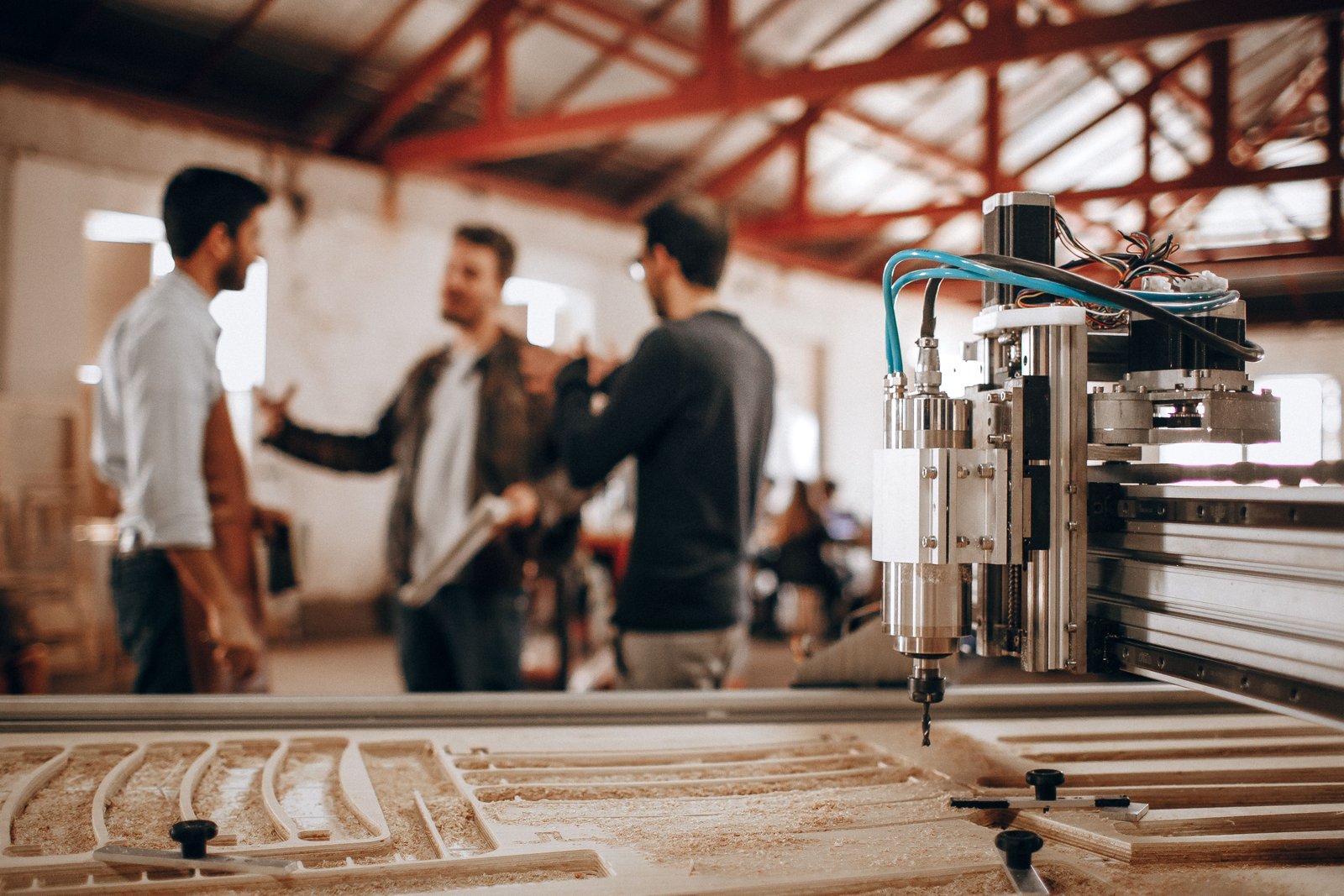 Máquina CNC cortando madera